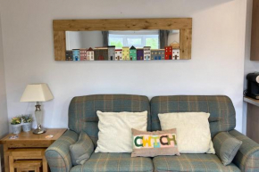 Ty Bach Melyn, car parking and private courtyard